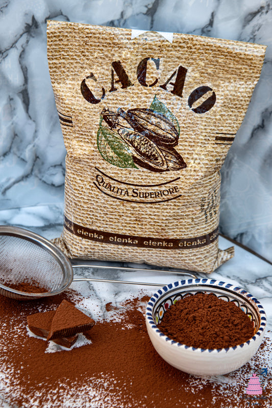 Fotografia di un sacchetto di cacao amaro Elenka in polvere su sfondo chiaro, ideale per pasticceria, dolci e dessert a Napoli.