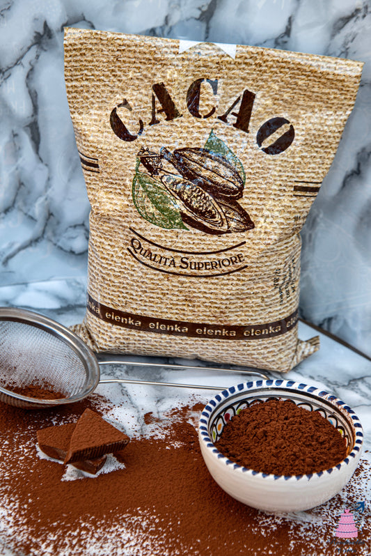 Fotografia di un sacchetto di cacao amaro Elenka in polvere su sfondo chiaro, ideale per pasticceria, dolci e dessert a Napoli.